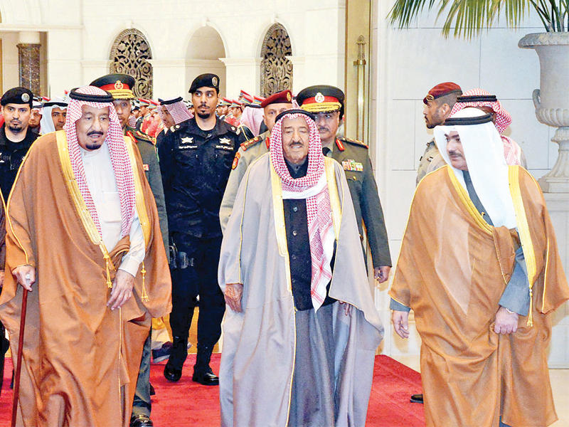 الأمير مودعاً خادم الحرمين الشريفين 