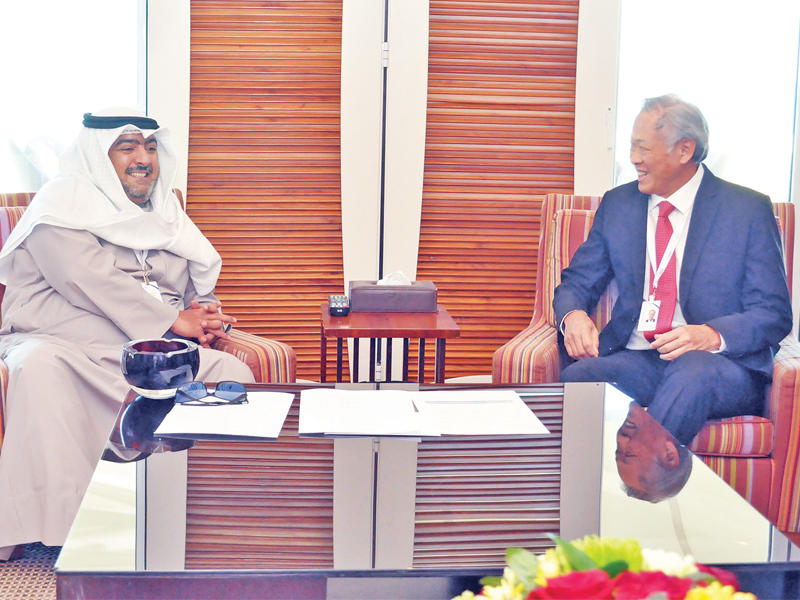 ثامر العلي خلال لقائه مع وزير الدفاع السنغافوري