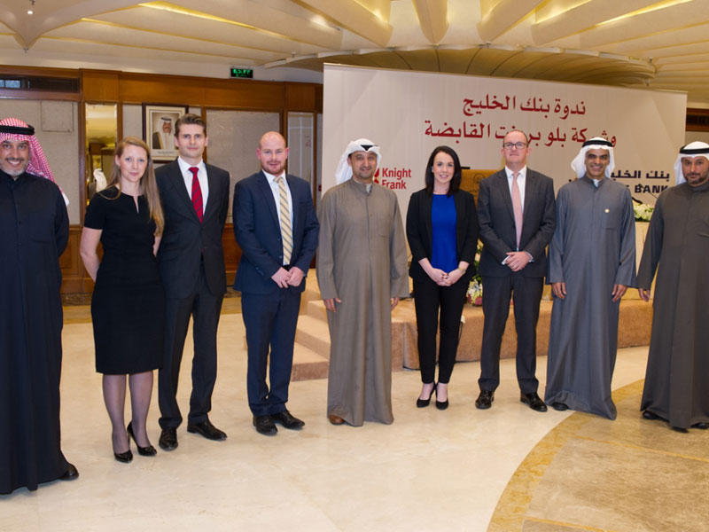 فريق الخدمة المصرفية المميزة لدى «الخليج» إلى جانب ممثلي «بلو برينت» و«نايت فرانك»