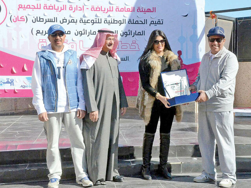 حصة السبع تتسلم درعاً تكريمية