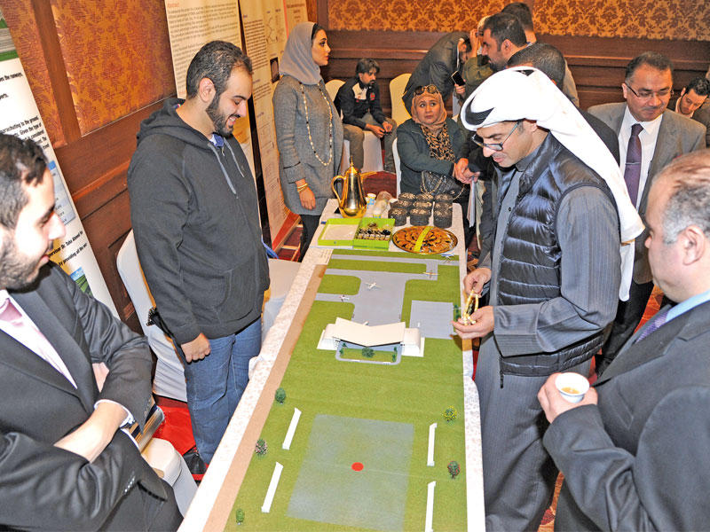 جانب من جولة الملتقى في المعرض (تصوير: عوض التعمري)