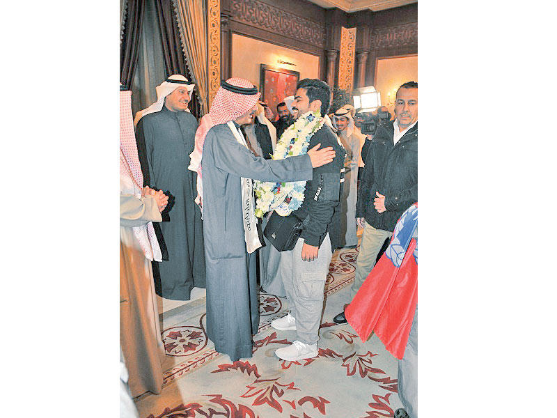 استقبال حافل للفريح بالورود