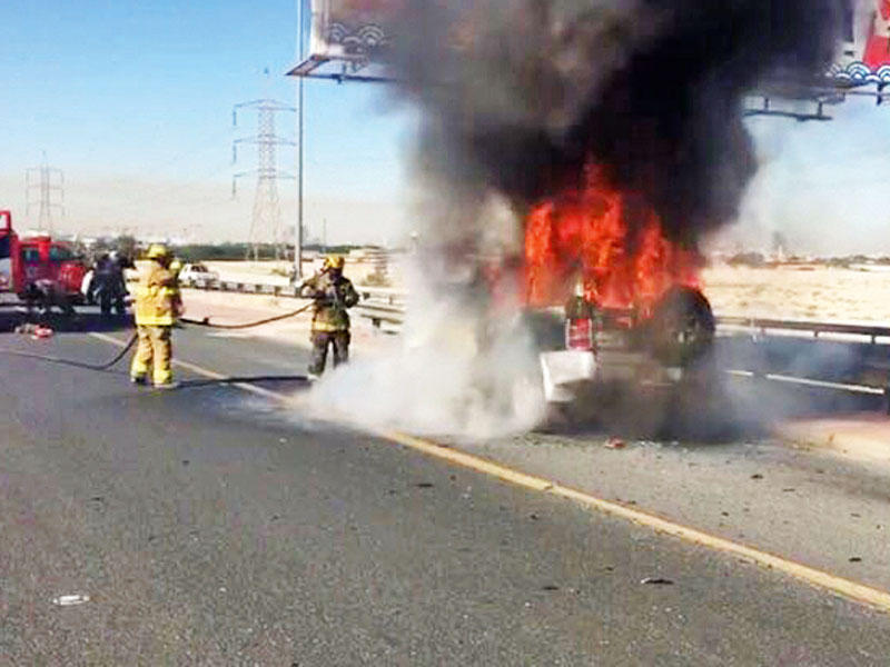 النيران تلتهم مركبة على طريق زايد