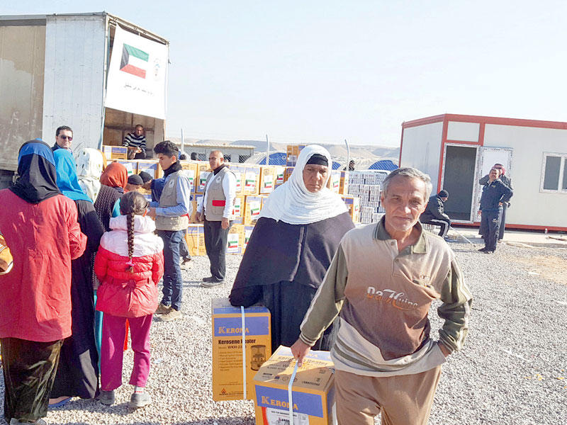 جانب من توزيع المساعدات على النازحين