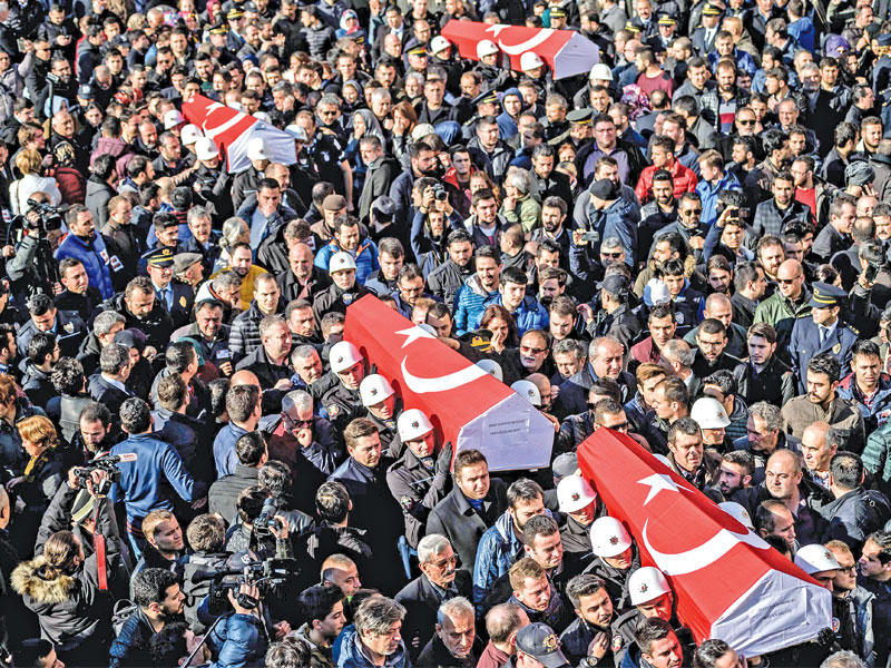 جانب من تشييع بعض ضحايا الهجوم المزدوج في إسطنبول أمس (أ ف ب)