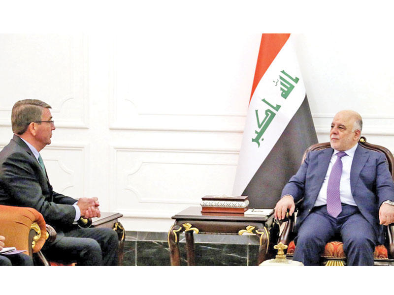 العبادي مستقبلاً كارتر في بغداد أمسt(رويترز)