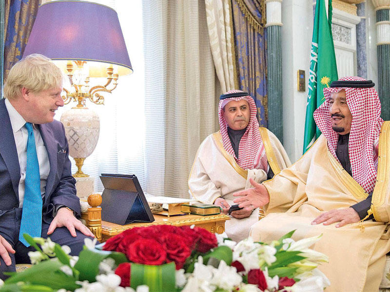 الملك سلمان مستقبلاً جونسون في الرياض أمس   (رويترز)