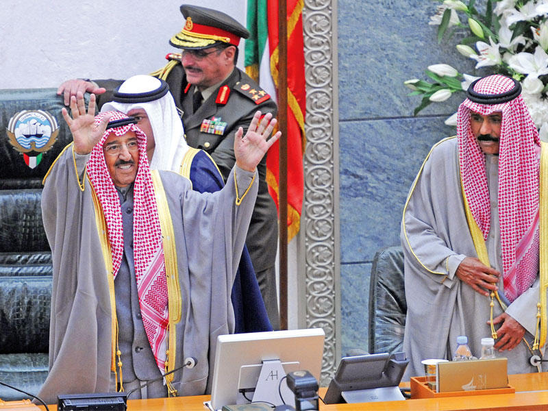 الأمير خلال افتتاحه أمس دور الانعقاد الأول لمجلس الأمة... ويبدو ولي العهد (تصوير عبدالله الخلف) 