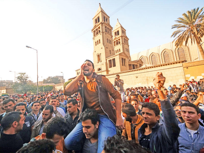 أقباط غاضبون يتظاهرون في محيط الكاتدرائية المرقسية بالعباسية وسط القاهرة أمس (أ ف ب)