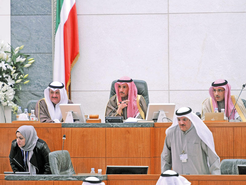 الغانم على منصة الرئاسة وإلى جانبه الكندري والرويعي