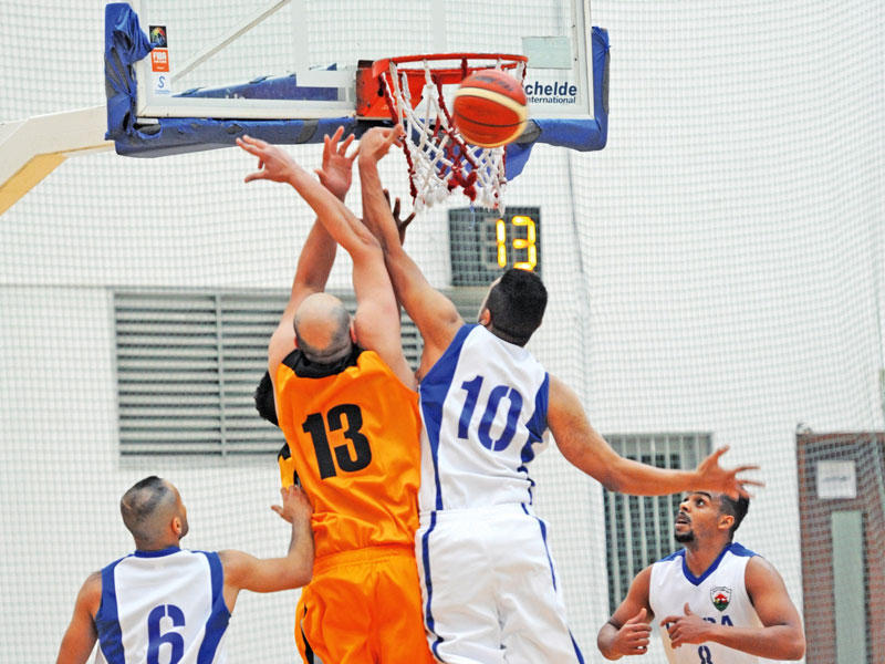 صراع تحت السلة (تصوير عبدالله الخلف)n