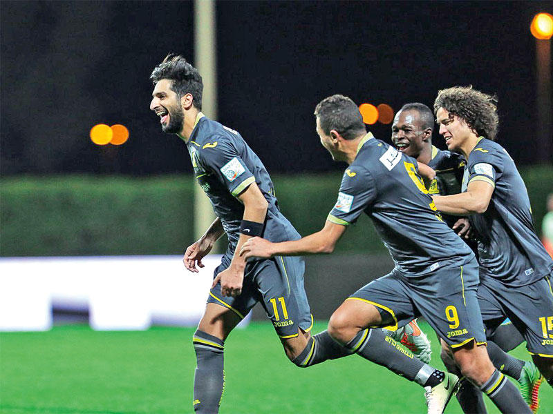 فهد الأنصاري يحتفل مع زملائه بالهدف الرابع للاتحادn