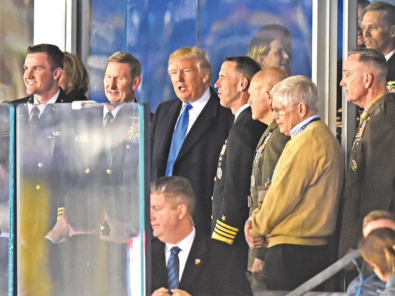 ترامب أثناء حضوره فعالية رياضية خاصة بالجيش في مدينة بالتيمور بولاية ميرلاند أمس الأول ( أ ف ب)