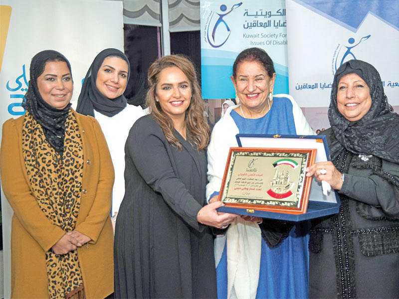 الشيخة شيخة الصباح تكرم «الأهلي» 