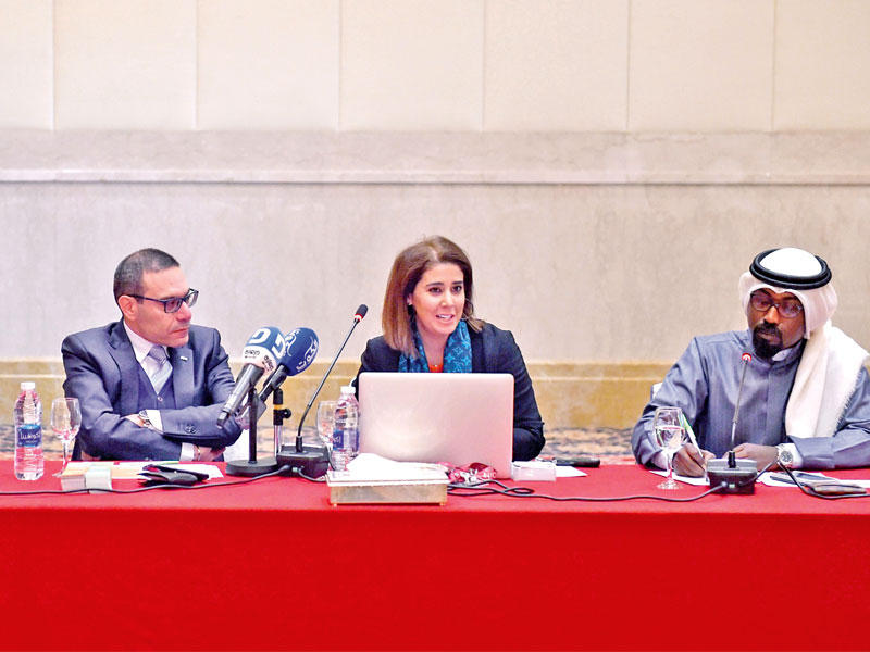 نجلاء العيسى تتوسط المتحدثين في الحلقة النقاشية