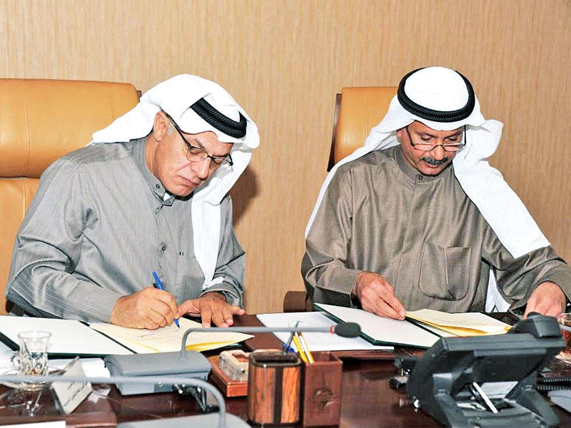 المدير العام د. أحمد الأثري والصبيح يوقعان الاتفاقية