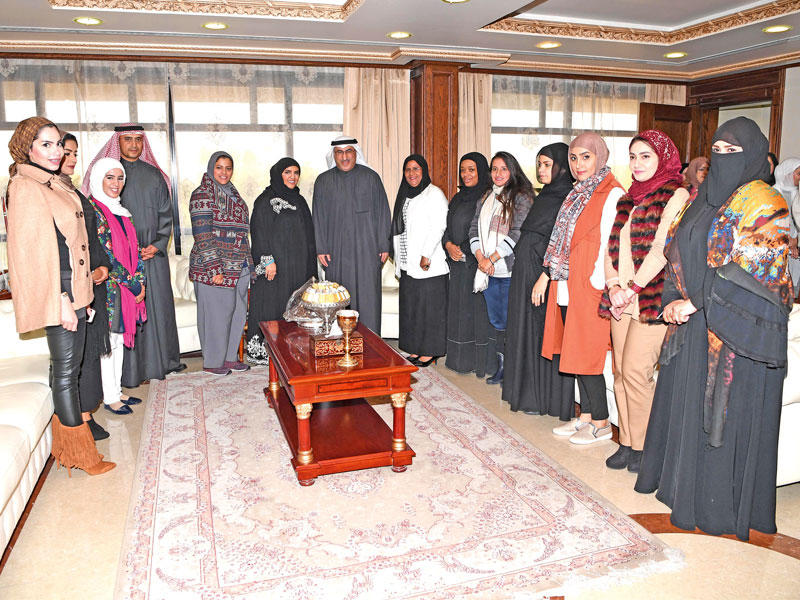  الوزير الفارس اثناء استقباله المهنئين في مكتبه بمناسبة توليه حقيبة الوزارة