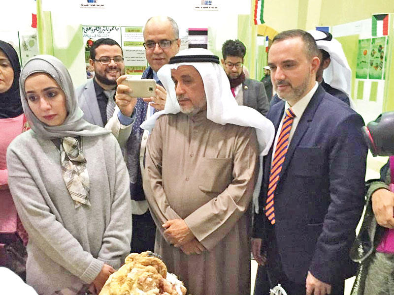 السفير الفرنسي ومسؤولو «التربية» في المعرض