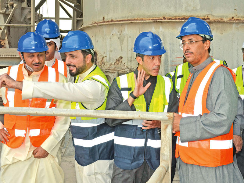 من اليسار لليمين د. محمد الأحمد ومشعل الراشد نائب الرئيس التنفيذي في أسمنت الكويت ويوسف الوتار وسالم المهنا من الهيئة العامة للصناعة