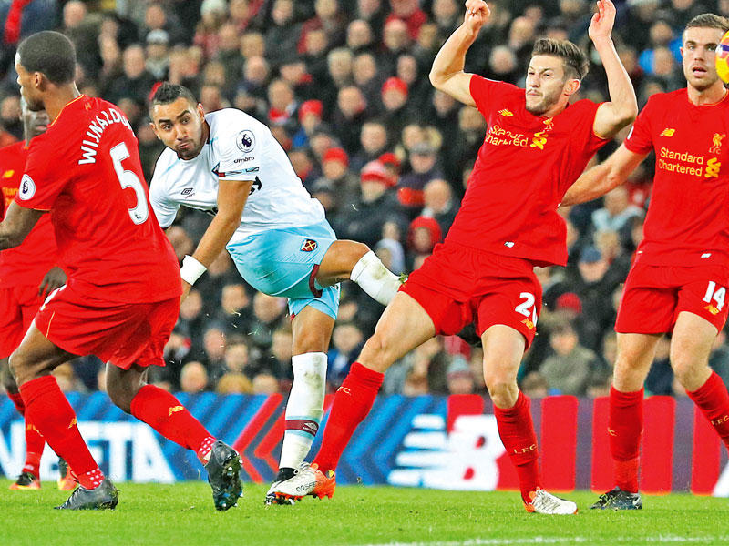 جانب من مباراة وستهام وليفربول 