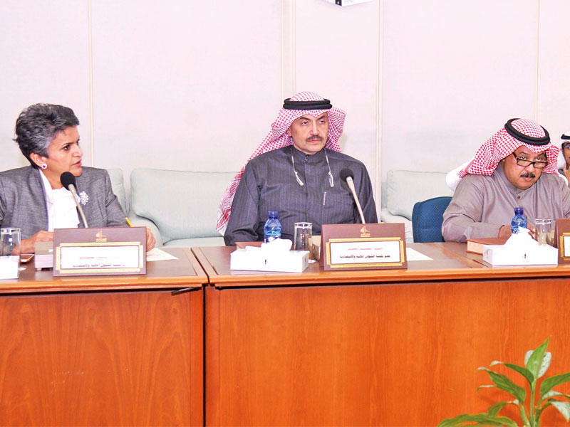 دميثير مترئساً الاجتماع الأول لـ «المالية البرلمانية»           (تصوير عبدالله الخلف)