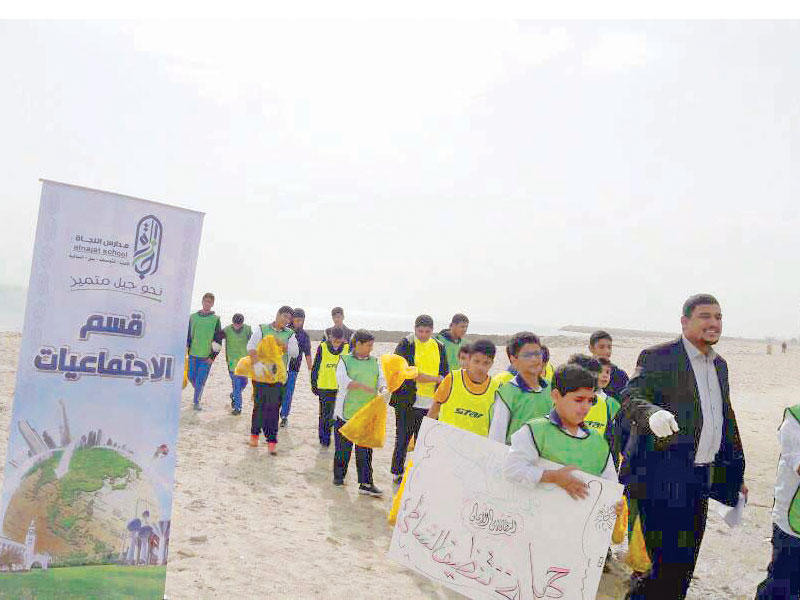 جانب من حملة تنظيف الشاطئ