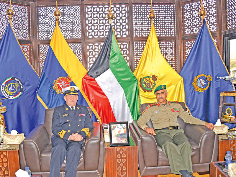  رئيس الأركان العامة للجيش الفريق الركن محمد الخضر مستقبلاً قائد القوات البحرية البولندية