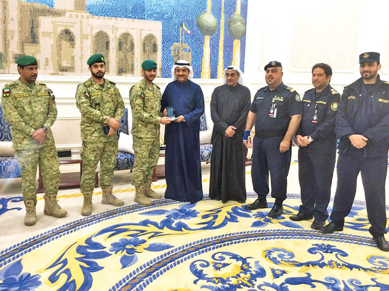  المدير العام للإدارة العامة للجمارك خالد السيف مكرماً منتسبي الحرس الوطنيn