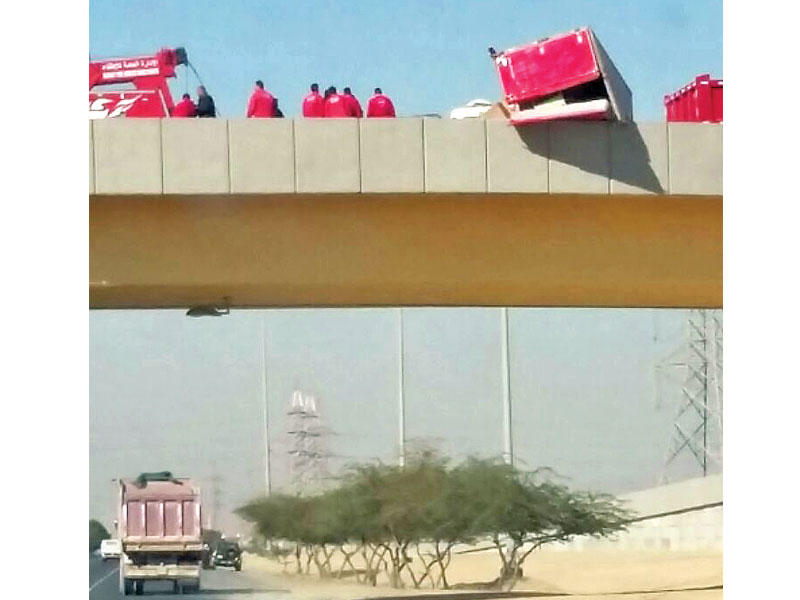 المركبة معلقة على الجسر