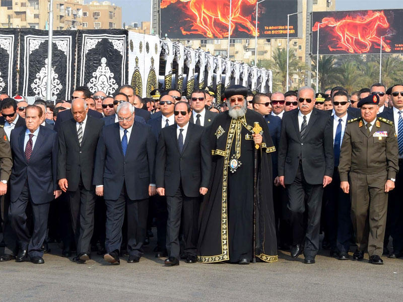 السيسي وتواضروس ومنصور خلال مراسم التشييع الرسمية التي أقيمت لقتلى تفجير الكنيسة البطرسية بحي مدينة نصر أمس (رويترز)