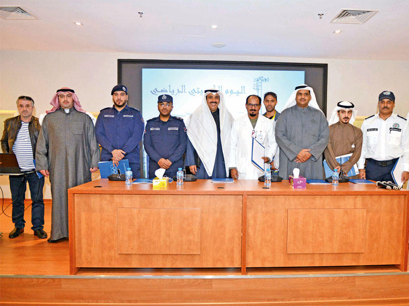  العتيبي يتوسط الحضور خلال المؤتمر الصحافي 