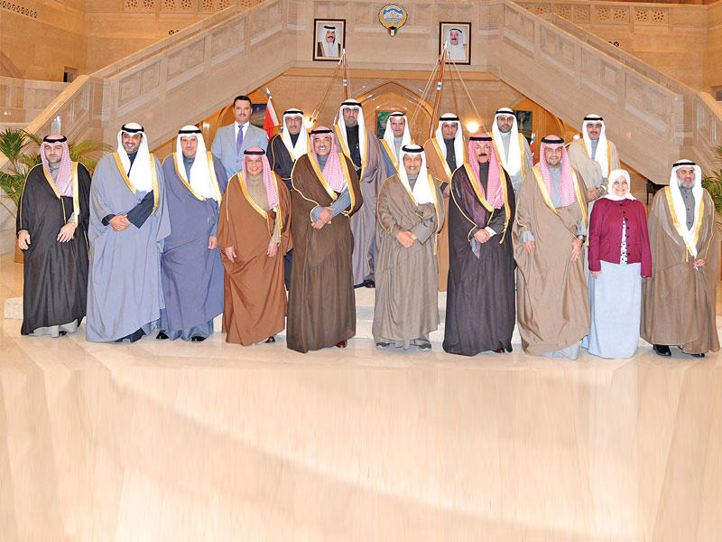 المبارك متوسطاً الوزراء في صورة جامعة قبيل انعقاد مجلس الوزراء أمس