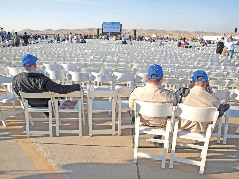 كراسي فارغة بانتظار حفل تسلم المقاتلتين في قاعدة نفتايم جنوب إسرائيل أمس (أ ف ب)