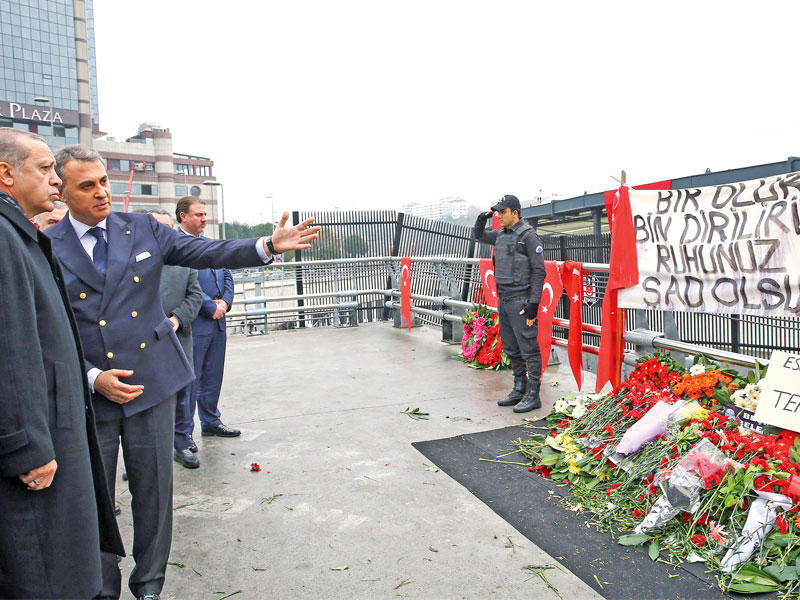 إردوغان يزور موقع هجوم إسطنبول أمس (أ ف ب)