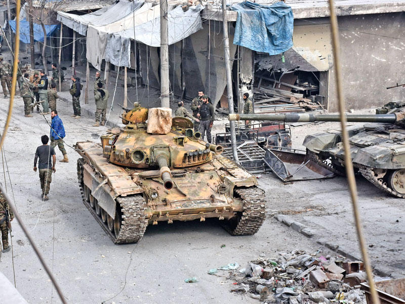 قوات الجيش النظام السوري تتوغل في أحد أحياء شرق حلب أمس  (أ ف ب)