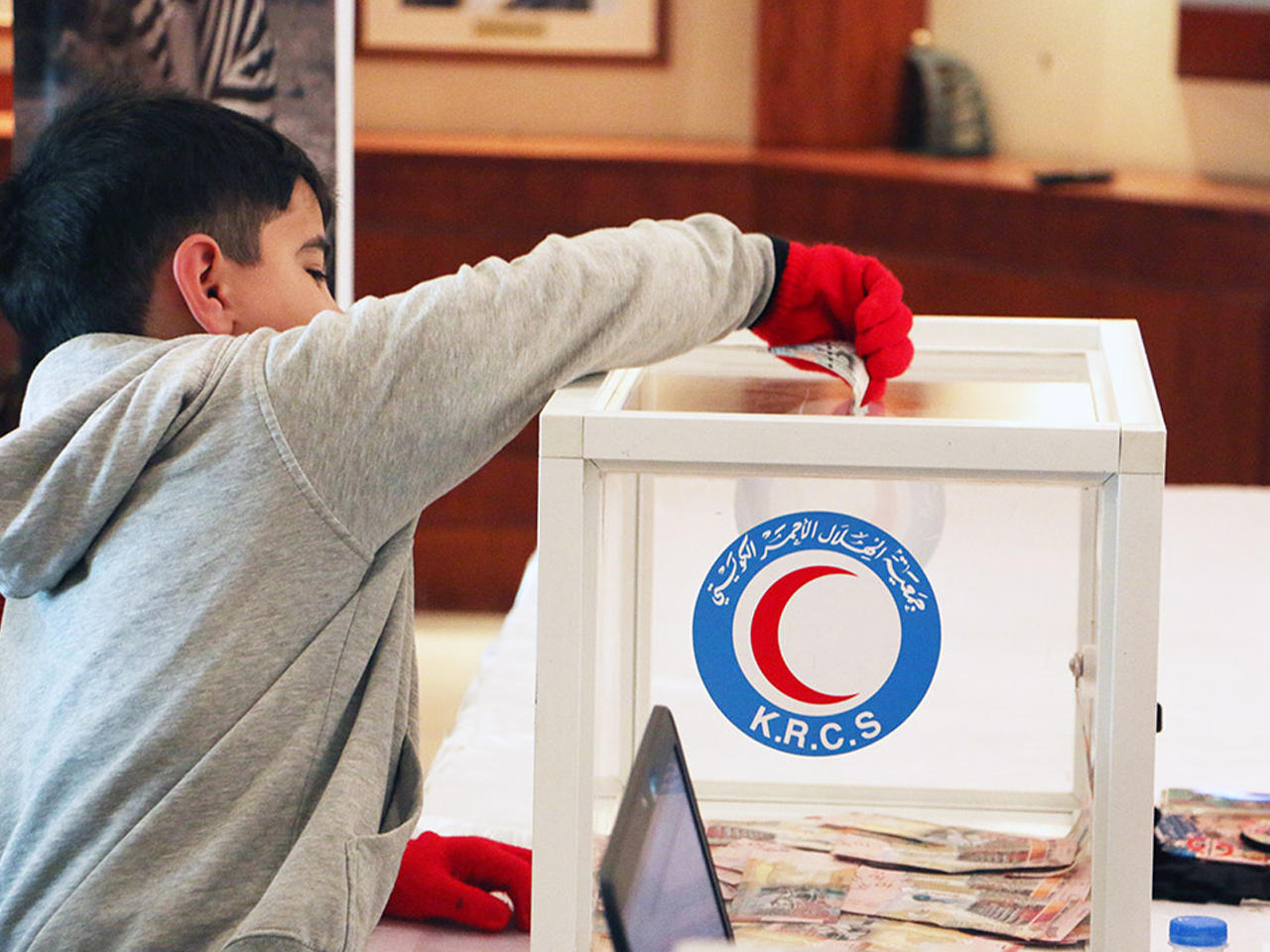 جانب من مشاركة الأطفال في حملة تبرعات جمعية الهلال الأحمر الكويتي لصالح النازحين من حلب