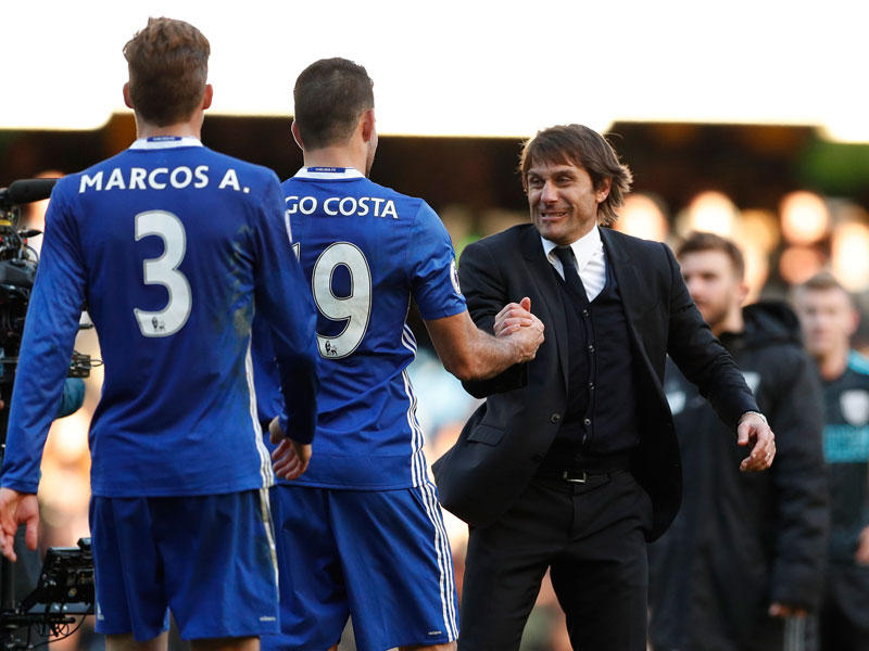 كونتي مدرب تشلسي يهنئ دييغو كوستا بهدفه في مرمى وست بروميتش في المرحلة الماضية