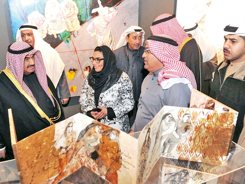 ناصر المحمد مستمعاً لشرح مي السعد حول محتوى المعرض