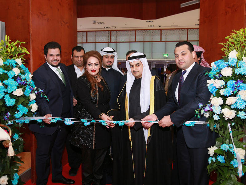 الجلال والشيخة فاطمة الحمود ومحمود عفيفي خلال افتتاح المعرض