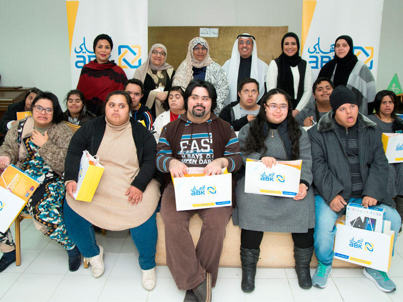 فوزي الثنيان وحصة البالول أثناء حفل تخريج طلبة متلازمة الداون