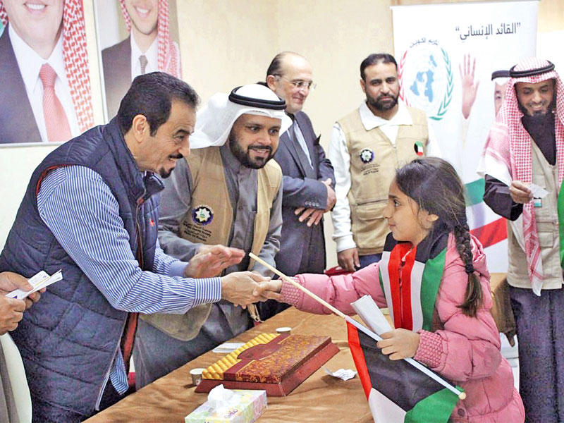 السفير الدعيج ووفد النجاة يوزعون كفالات الأيتام