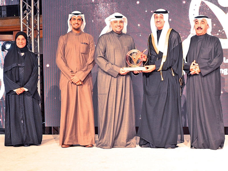 ممثلو «بيتك» يتسلمون الجوائز  