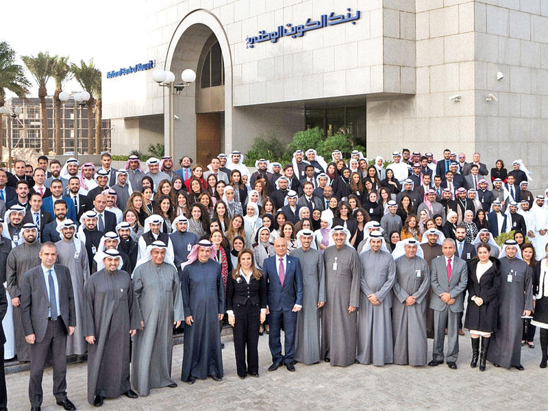 الإدارة التنفيذية في بنك الكويت الوطني مع الموظفين الجدد