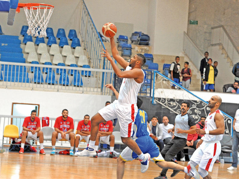 جانب من مباراة السلة بين الكويت والساحل   (تصوير عثمان شعيب)