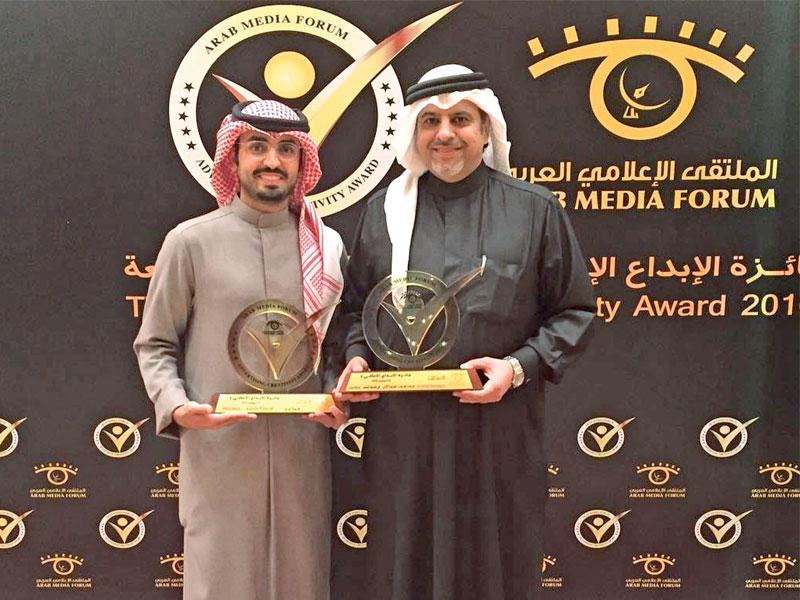 عبدالله بوفتين يتسلم جائزة إعلان «الجريدة» الفائزn