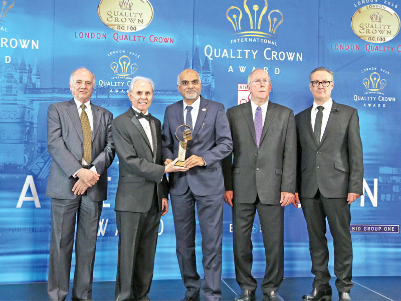 خلال تسلم الجائزة