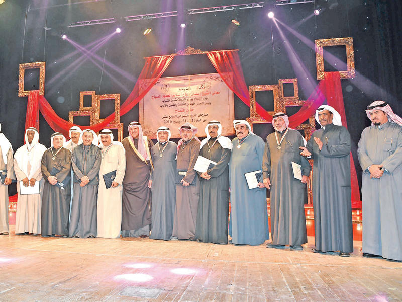 لقطة جماعية للمكرمين يتوسطهم وزير الإعلام