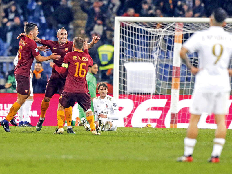 فرحة لاعبي روما بعد إحراز ناينغولان الهدف في مرمى ميلان