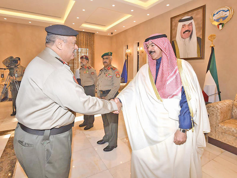  نائب رئيس مجلس الوزراء وزير الدفاع الشيخ محمد الخالد مستقبلاً اللواء الهدهود