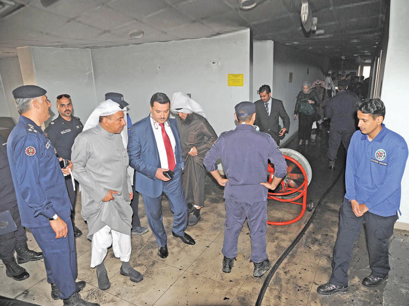 الوزير الحربي متفقداً موقع الحريق